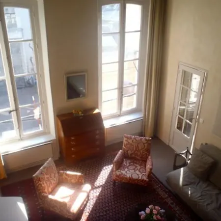Apartment Living In - Saint Peres